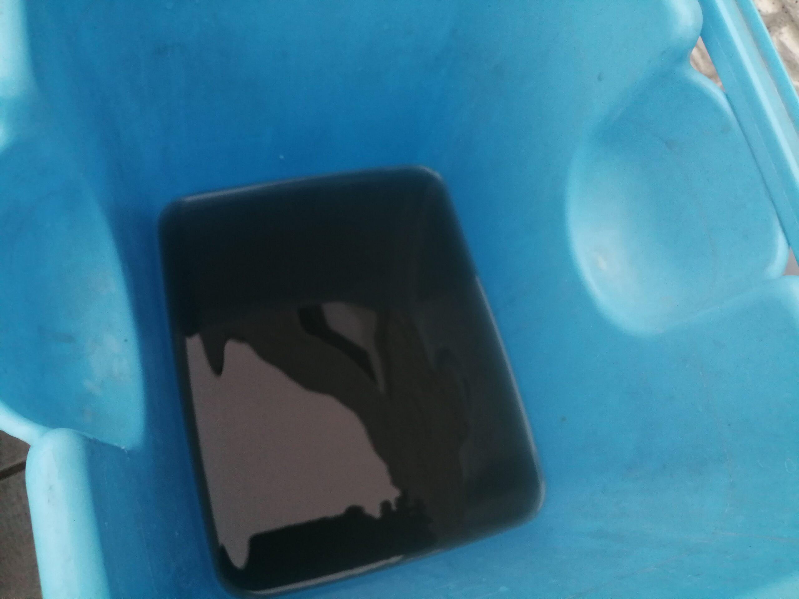 エアコンクリーニング後に出た黒い汚水。バケツに溜まった汚れの量が一目でわかる