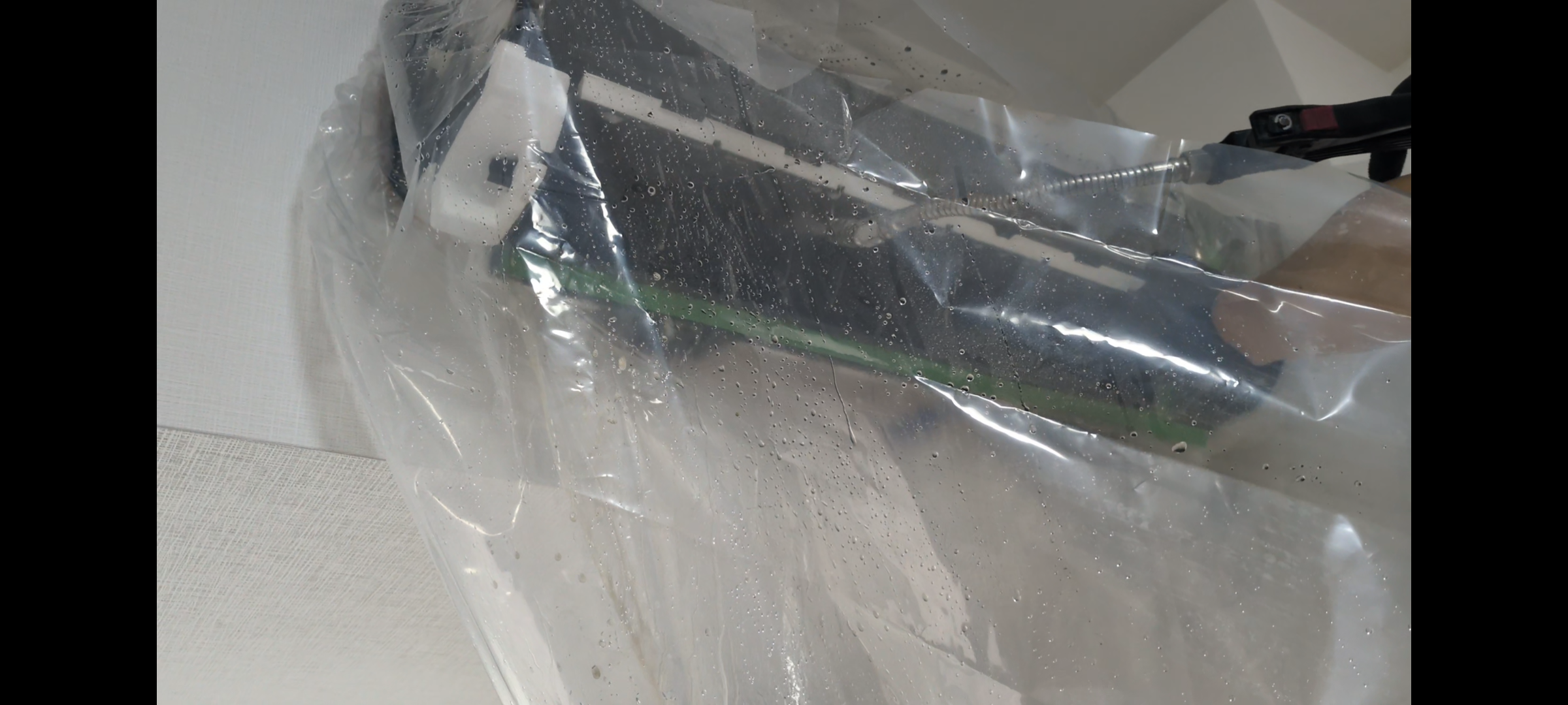 プロによるエアコン洗浄中の様子